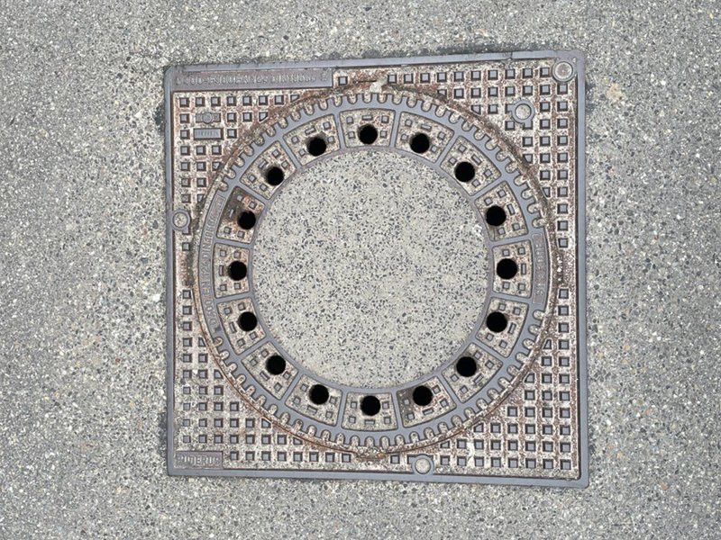 parken-auf-gehwegen-vorsicht-gullideckel.jpg Bild parken-auf-gehwegen-vorsicht-gullideckel.jpg